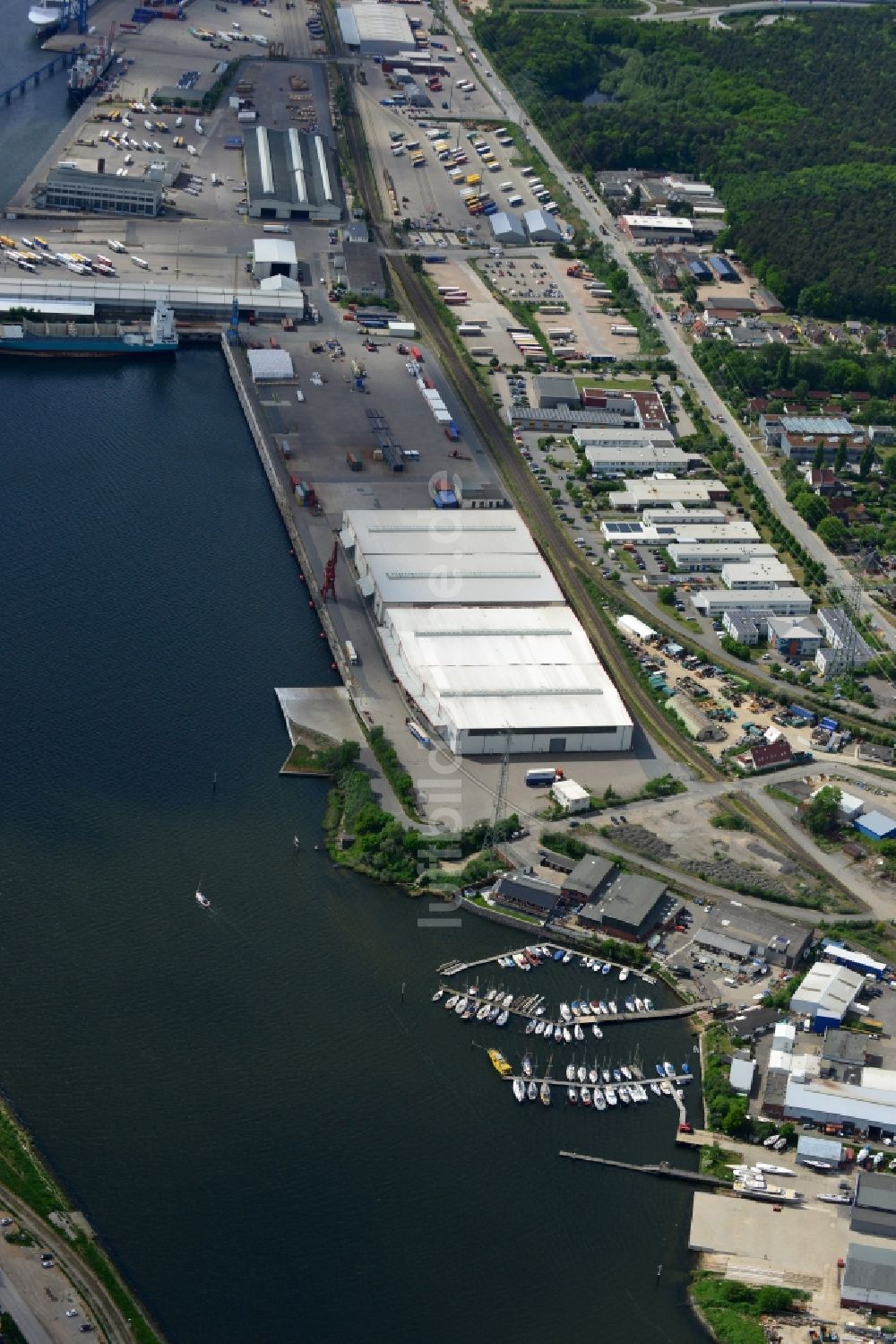 Lübeck aus der Vogelperspektive: Hafenanlagen und Terminals mit Lagerhallen und Speditions und Logistikunternehmen in Lübeck im Bundesland Schleswig-Holstein