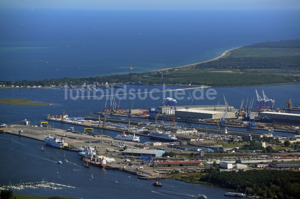 Luftaufnahme Rostock - Hafenanlagen und Terminals mit Lagerhallen und Speditions und Logistikunternehmen in Rostock im Bundesland Mecklenburg-Vorpommern