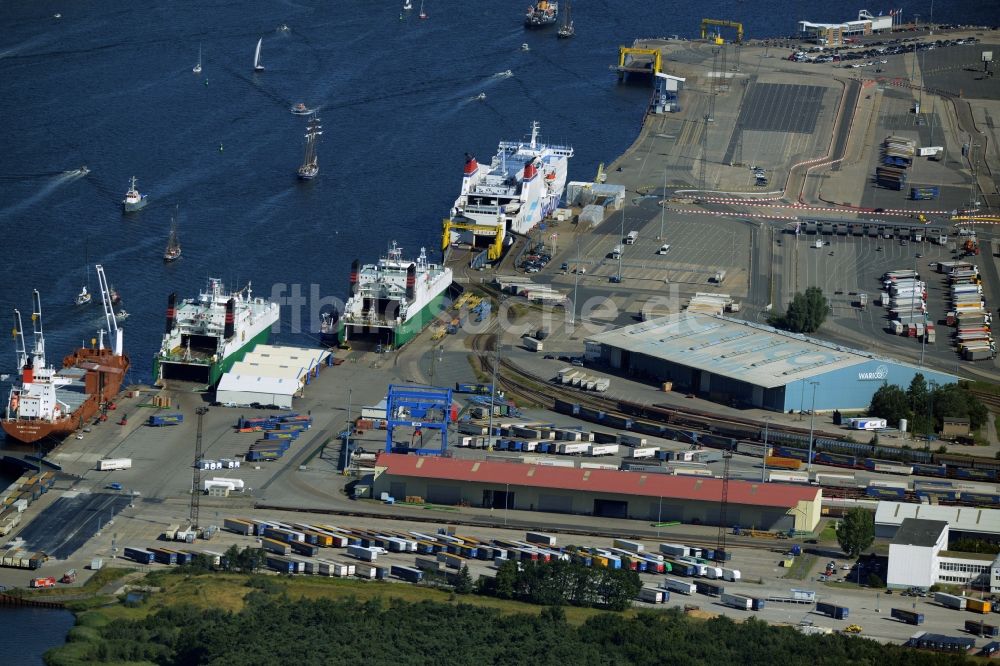 Rostock aus der Vogelperspektive: Hafenanlagen und Terminals mit Lagerhallen und Speditions und Logistikunternehmen in Rostock im Bundesland Mecklenburg-Vorpommern