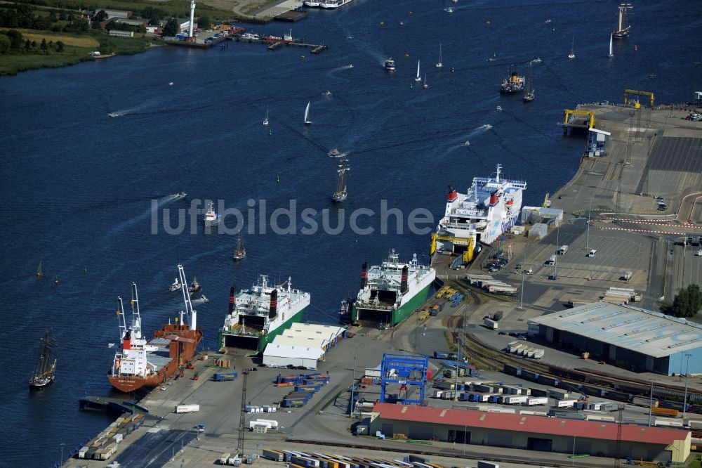 Luftbild Rostock - Hafenanlagen und Terminals mit Lagerhallen und Speditions und Logistikunternehmen in Rostock im Bundesland Mecklenburg-Vorpommern