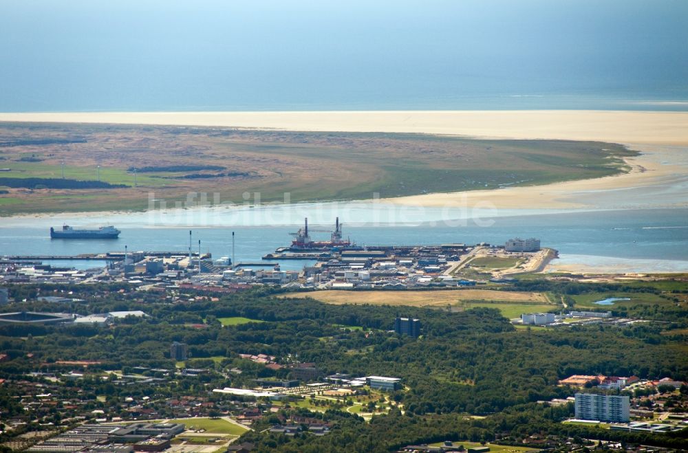 Luftaufnahme Esbjerg - Hafenanlagen, Terminals mit Lagerhallen und Speditions und Logistikunternehmen sowie Titan Windenergie-Anlagen in Esbjerg in Dänemark