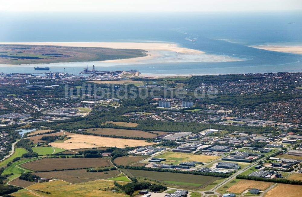 Esbjerg von oben - Hafenanlagen, Terminals mit Lagerhallen und Speditions und Logistikunternehmen sowie Titan Windenergie-Anlagen in Esbjerg in Dänemark