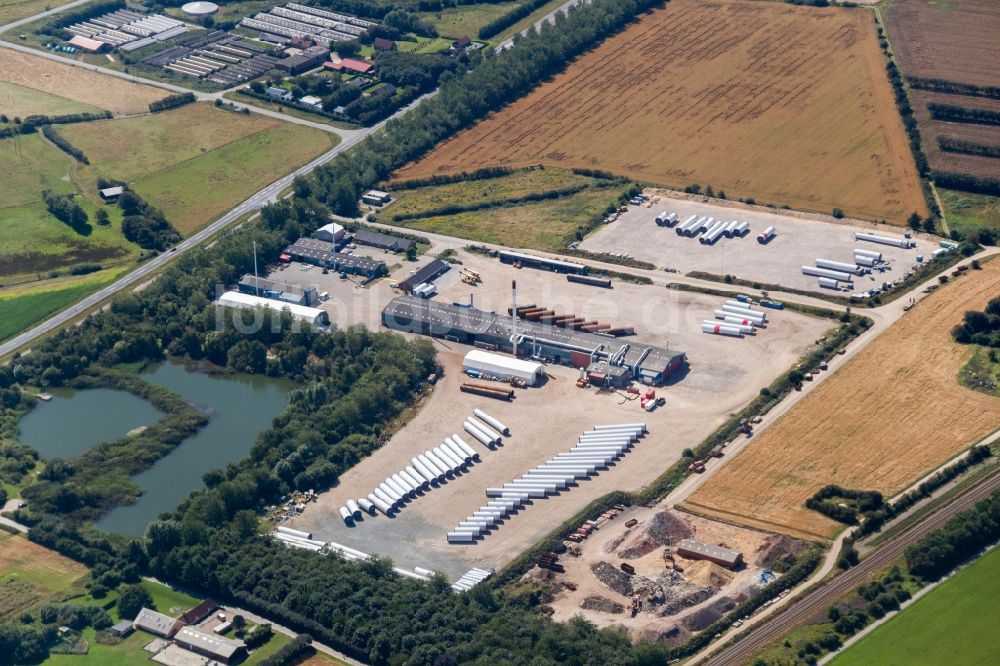 Luftbild Esbjerg - Hafenanlagen, Terminals mit Lagerhallen und Speditions und Logistikunternehmen sowie Titan Windenergie-Anlagen in Esbjerg in Dänemark