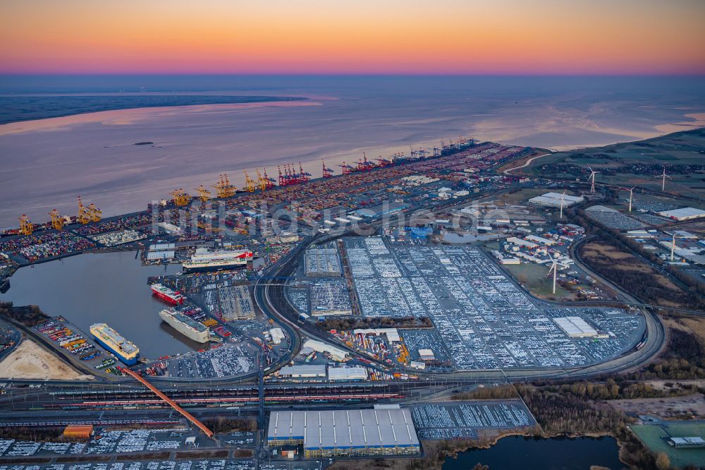 Bremerhaven aus der Vogelperspektive: Hafenanlagen und Terminals mit Lagerhallen, Speditions und Logistikunternehmen und vielen Containern im Sonnenaufgang im Stadtbremischen Überseehafen an der Weser- Mündung in Bremerhaven im Bundesland Bremen