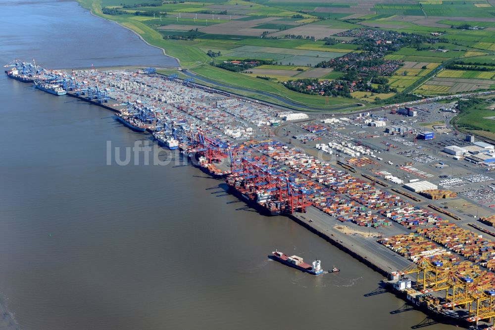 Bremerhaven aus der Vogelperspektive: Hafenanlagen und Terminals mit Lagerhallen, Speditions und Logistikunternehmen und vielen Containern im Stadtbremischen Überseehafen an der Weser- Mündung in Bremerhaven im Bundesland Bremen