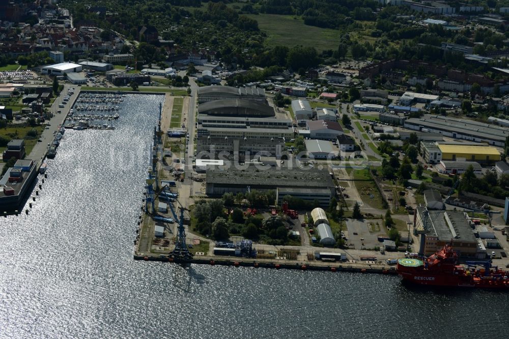 Luftaufnahme Wismar - Hafenanlagen und Terminals mit Lagerhallen und Speditions und Logistikunternehmen in Wismar im Bundesland Mecklenburg-Vorpommern