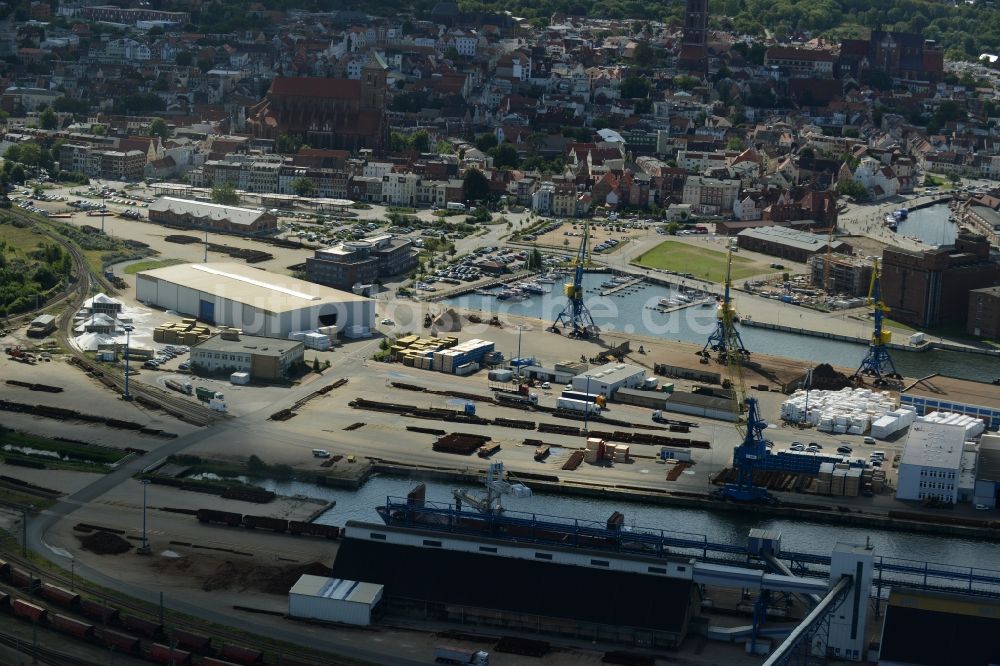 Wismar von oben - Hafenanlagen und Terminals mit Lagerhallen und Speditions und Logistikunternehmen in Wismar im Bundesland Mecklenburg-Vorpommern