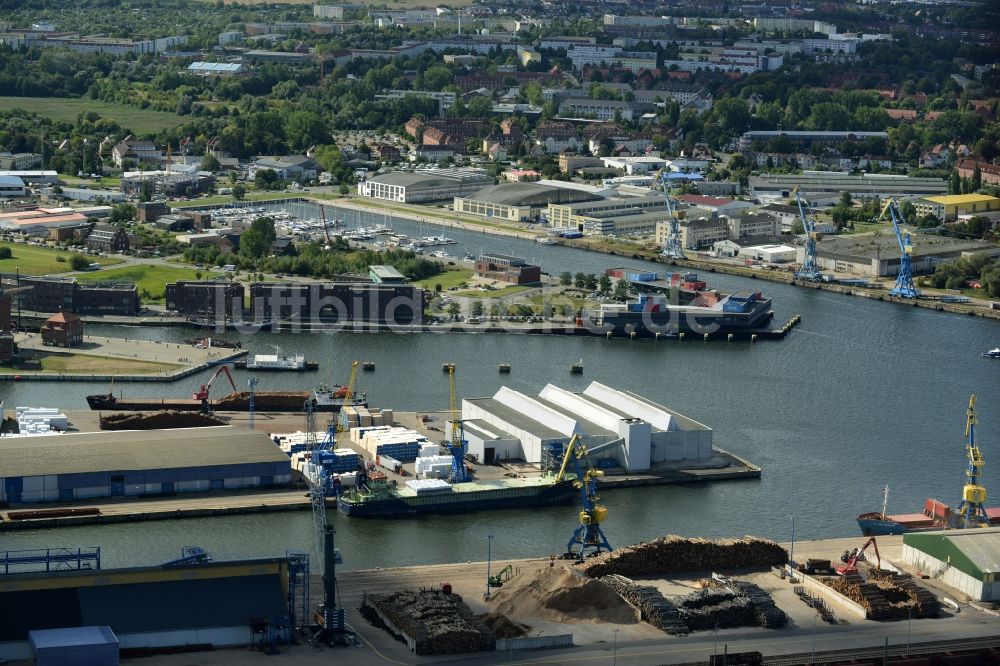 Wismar aus der Vogelperspektive: Hafenanlagen und Terminals mit Lagerhallen und Speditions und Logistikunternehmen in Wismar im Bundesland Mecklenburg-Vorpommern