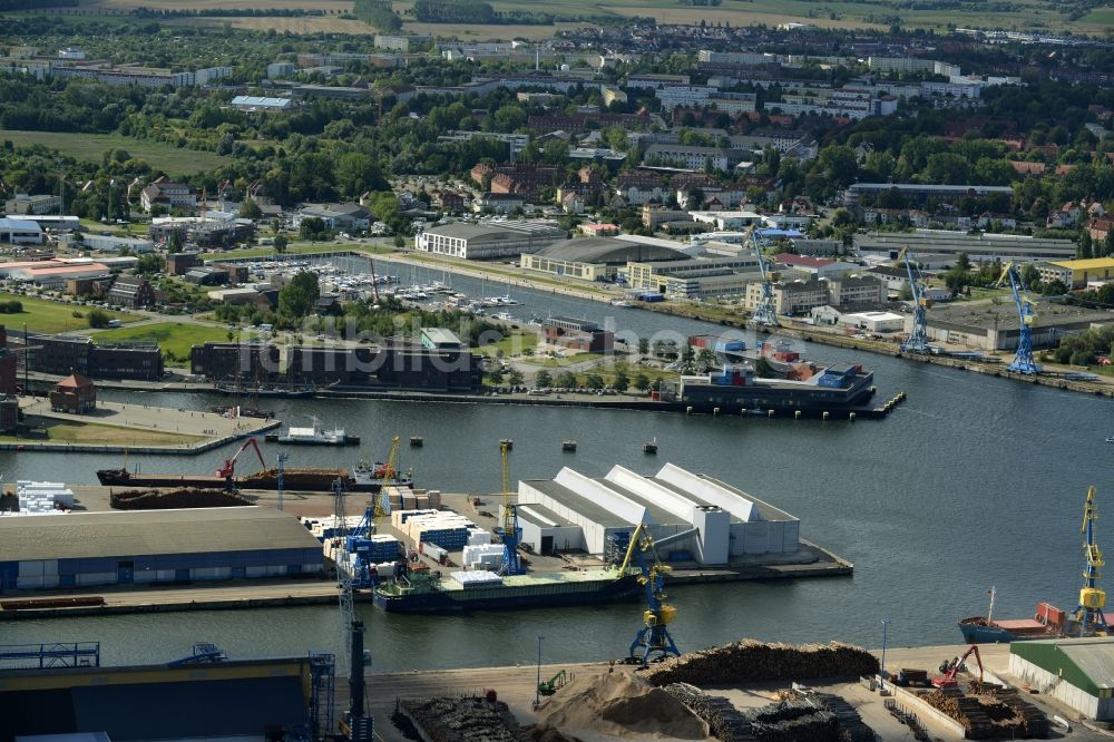 Luftbild Wismar - Hafenanlagen und Terminals mit Lagerhallen und Speditions und Logistikunternehmen in Wismar im Bundesland Mecklenburg-Vorpommern