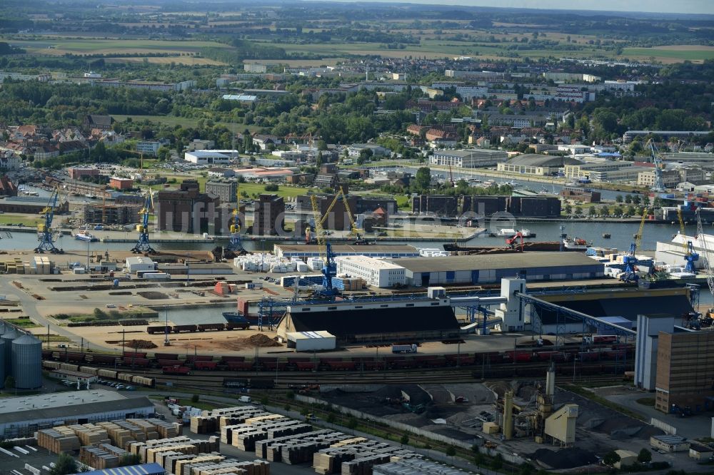 Luftbild Wismar - Hafenanlagen und Terminals mit Lagerhallen und Speditions und Logistikunternehmen in Wismar im Bundesland Mecklenburg-Vorpommern