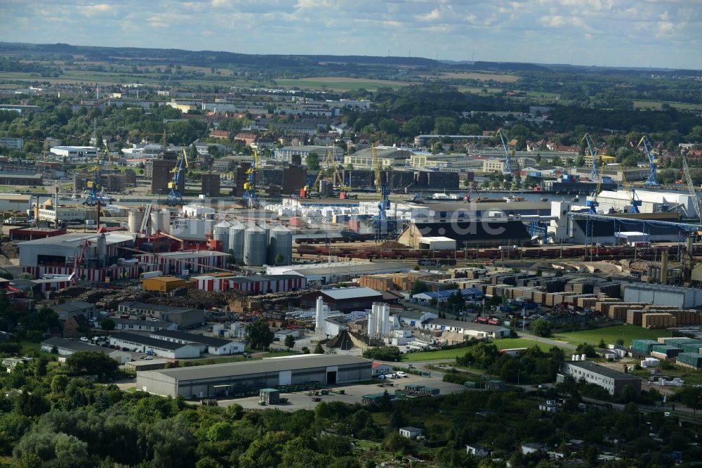 Luftaufnahme Wismar - Hafenanlagen und Terminals mit Lagerhallen und Speditions und Logistikunternehmen in Wismar im Bundesland Mecklenburg-Vorpommern