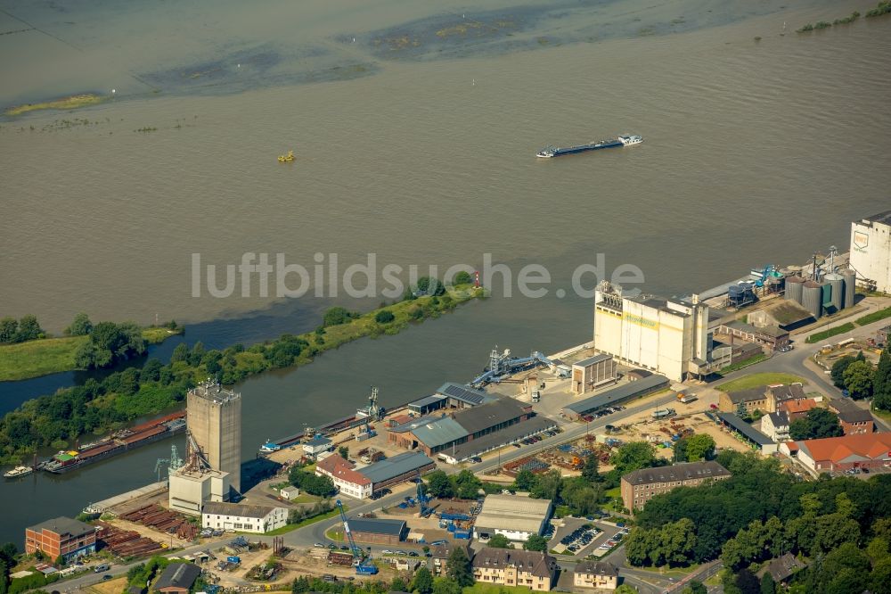 Wesel aus der Vogelperspektive: Hafenanlagen am Ufer des Fluß- Verlaufes der Lippe an der Mündung in den Flußverlauf des Rhein in Wesel im Bundesland Nordrhein-Westfalen