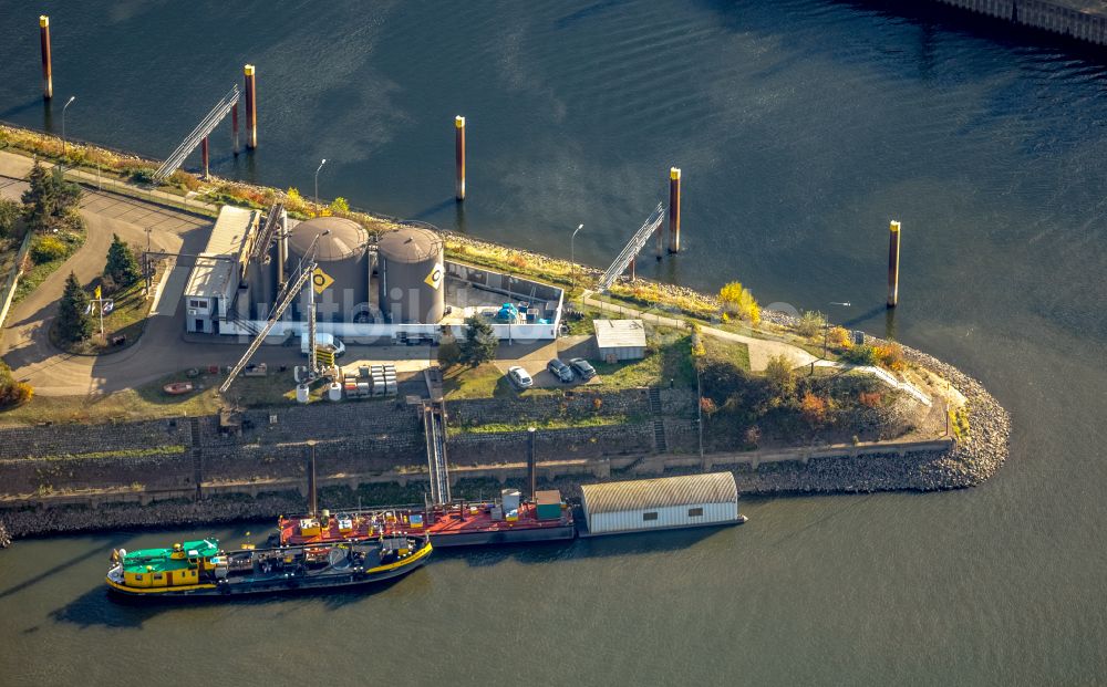 Duisburg aus der Vogelperspektive: Hafenanlagen am Ufer des Flußverlaufes der der Ruhr in Duisburg im Bundesland Nordrhein-Westfalen, Deutschland