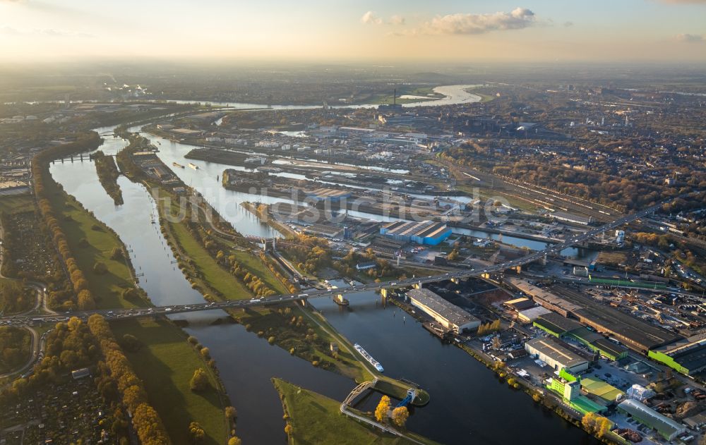 Luftbild Duisburg - Hafenanlagen am Ufer des Flußverlaufes der der Ruhr in Duisburg im Bundesland Nordrhein-Westfalen, Deutschland