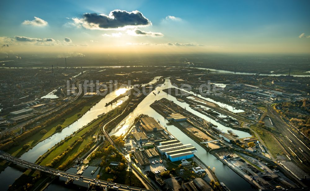 Duisburg von oben - Hafenanlagen am Ufer des Flußverlaufes der der Ruhr in Duisburg im Bundesland Nordrhein-Westfalen, Deutschland