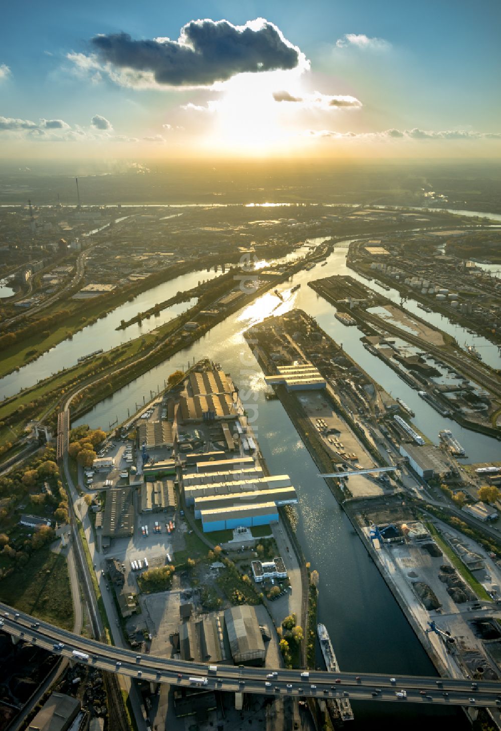 Duisburg aus der Vogelperspektive: Hafenanlagen am Ufer des Flußverlaufes der der Ruhr in Duisburg im Bundesland Nordrhein-Westfalen, Deutschland