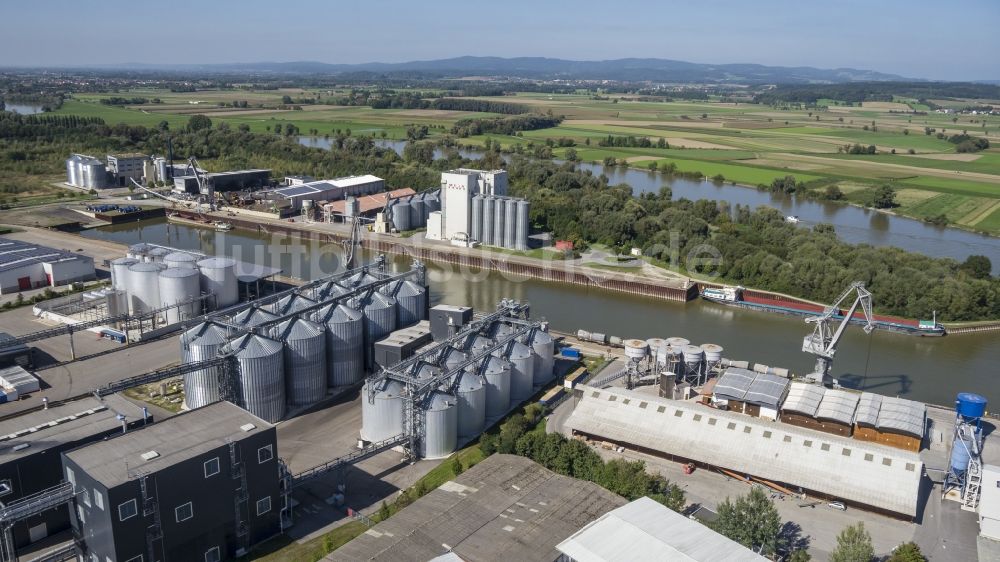 Straubing von oben - Hafenanlagen am Ufer des Flussverlaufes der Donau im Ortsteil Haid in Straubing im Bundesland Bayern