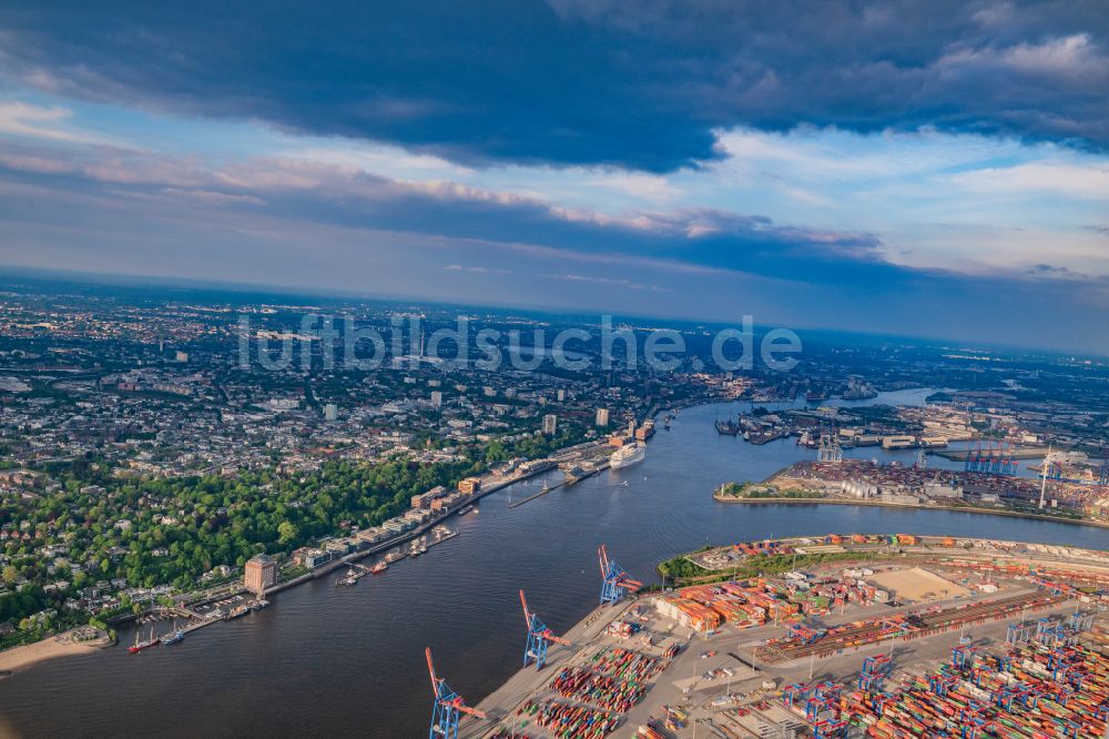 Luftaufnahme Hamburg - Hafenanlagen am Ufer des Flußverlaufes der Elbe bei Neue Schlepperbrücke im Ortsteil Altonaer Fischmarkt in Hamburg, Deutschland