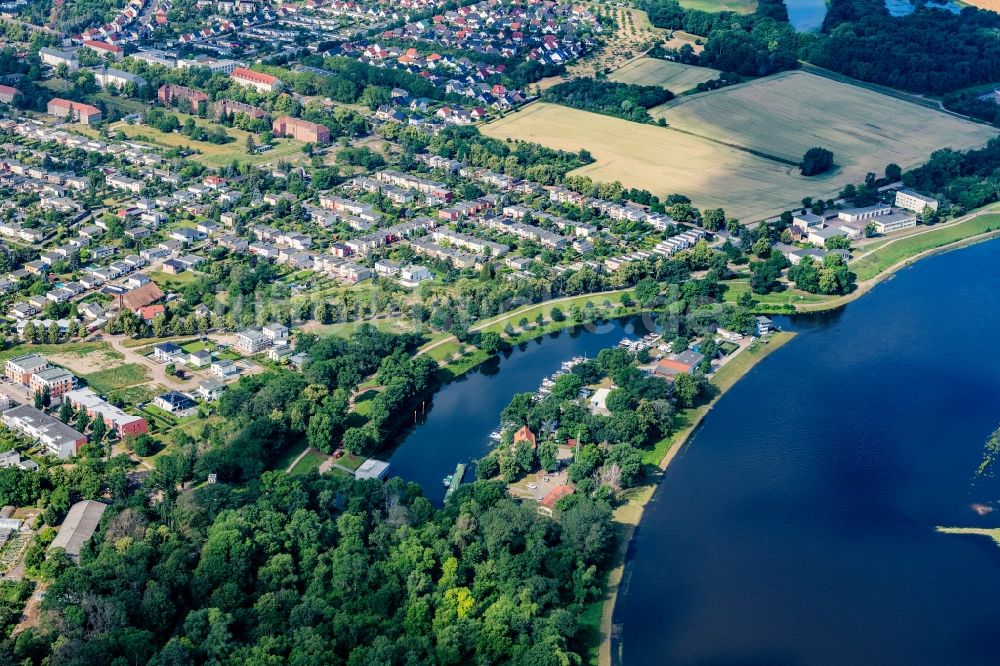 Dessau aus der Vogelperspektive: Hafenanlagen am Ufer des Flußverlaufes der Elbe in Dessau im Bundesland Sachsen-Anhalt, Deutschland