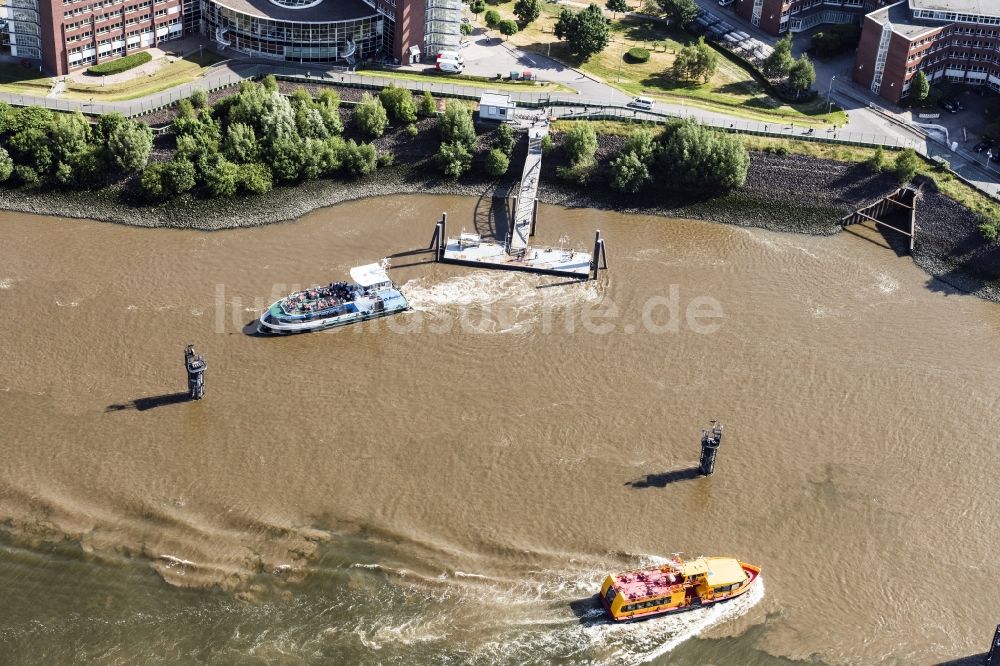 Hamburg aus der Vogelperspektive: Hafenanlagen am Ufer des Flußverlaufes der Elbe in Hamburg, Deutschland