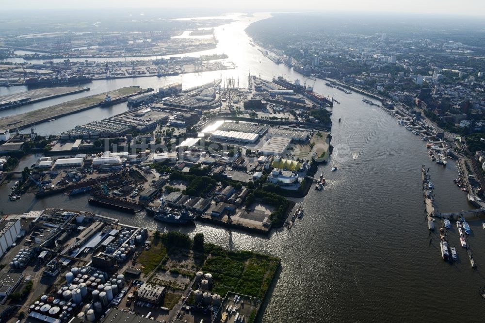 Hamburg von oben - Hafenanlagen am Ufer des Flußverlaufes der Elbe in Hamburg im Gegenlicht