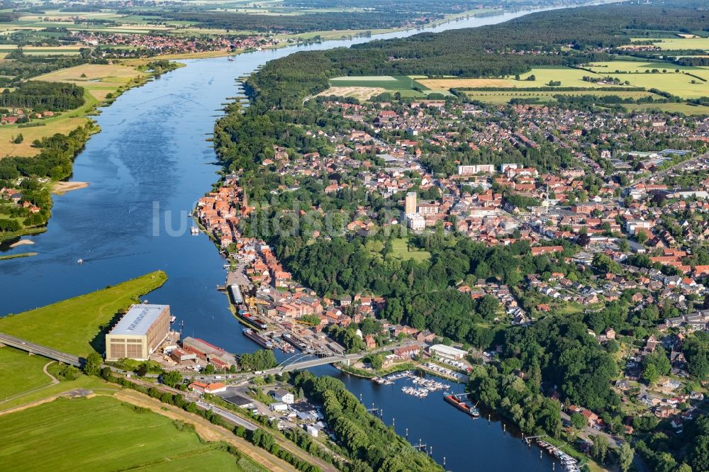 Lauenburg/Elbe von oben - Hafenanlagen am Ufer des Flußverlaufes der Elbe in Lauenburg/Elbe im Bundesland Schleswig-Holstein, Deutschland