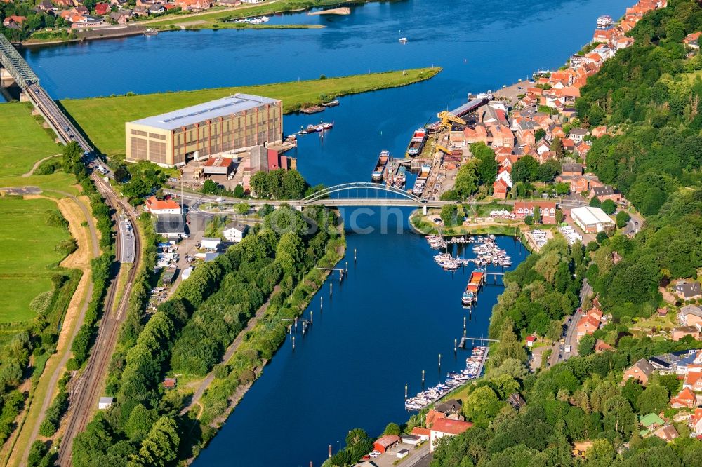 Luftaufnahme Lauenburg/Elbe - Hafenanlagen am Ufer des Flußverlaufes der Elbe in Lauenburg/Elbe im Bundesland Schleswig-Holstein, Deutschland