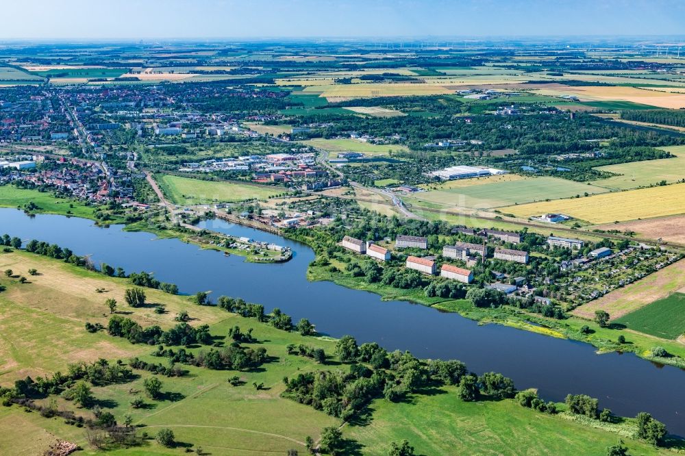 Luftbild Schönebeck (Elbe) - Hafenanlagen am Ufer des Flußverlaufes der Elbe im Ortsteil Frohse in Schönebeck (Elbe) im Bundesland Sachsen-Anhalt, Deutschland