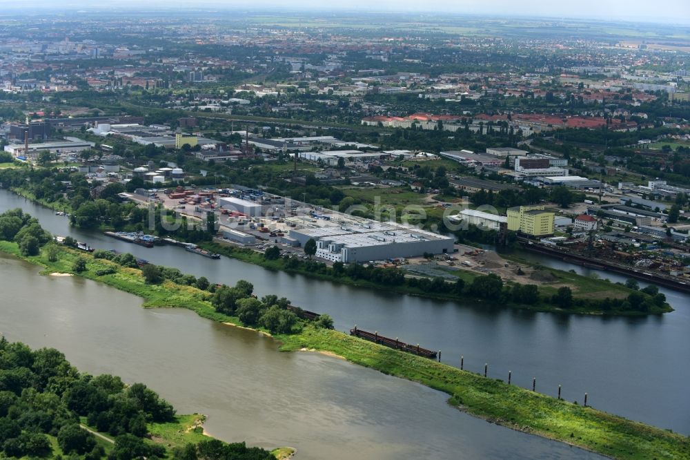 Magdeburg aus der Vogelperspektive: Hafenanlagen am Ufer des Flußverlaufes der Elbe - Schleusenkanal in Magdeburg im Bundesland Sachsen-Anhalt