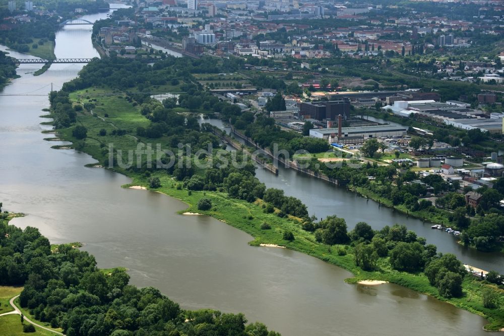 Luftbild Magdeburg - Hafenanlagen am Ufer des Flußverlaufes der Elbe - Schleusenkanal in Magdeburg im Bundesland Sachsen-Anhalt