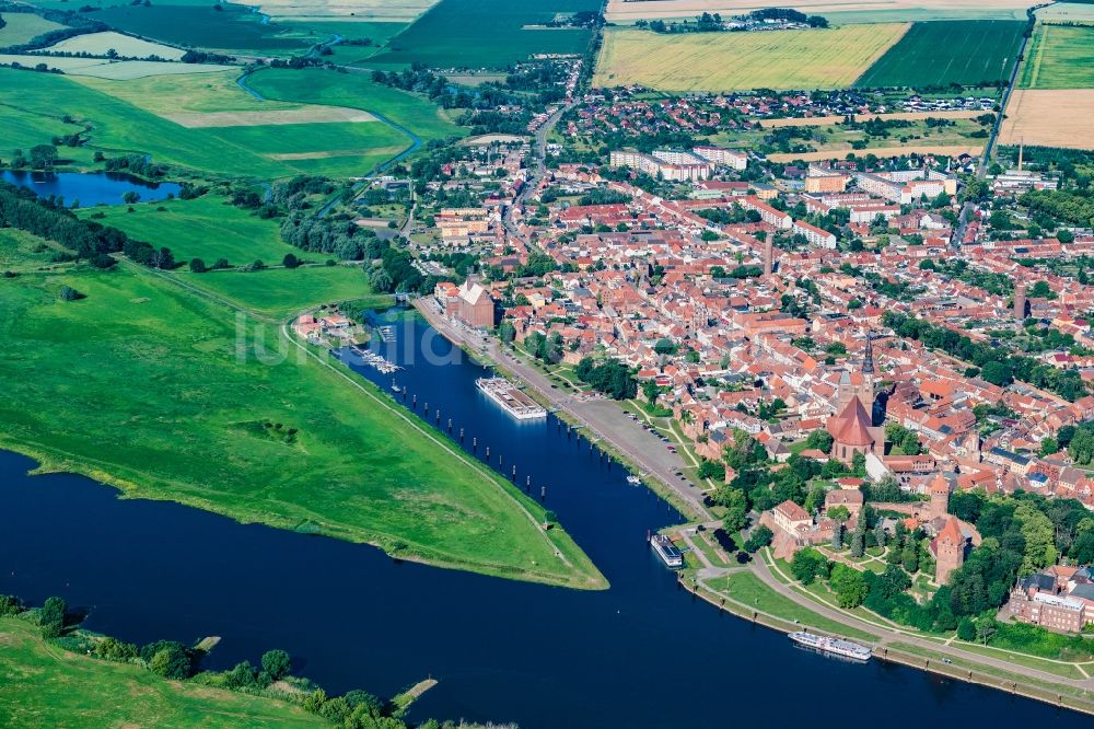 Tangermünde von oben - Hafenanlagen am Ufer des Flußverlaufes der Elbe in Tangermünde im Bundesland Sachsen-Anhalt, Deutschland