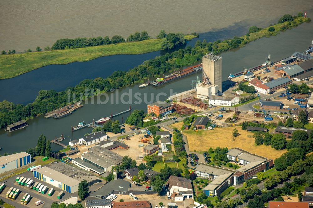 Wesel aus der Vogelperspektive: Hafenanlagen am Ufer des Flußverlaufes der Lippe und des Rhein bei Wesel in Wesel im Bundesland Nordrhein-Westfalen