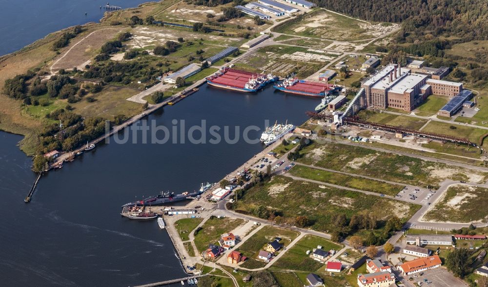 Luftbild Peenemünde - Hafenanlagen am Ufer des Flußverlaufes des Peenestrom in Peenemünde im Bundesland Mecklenburg-Vorpommern