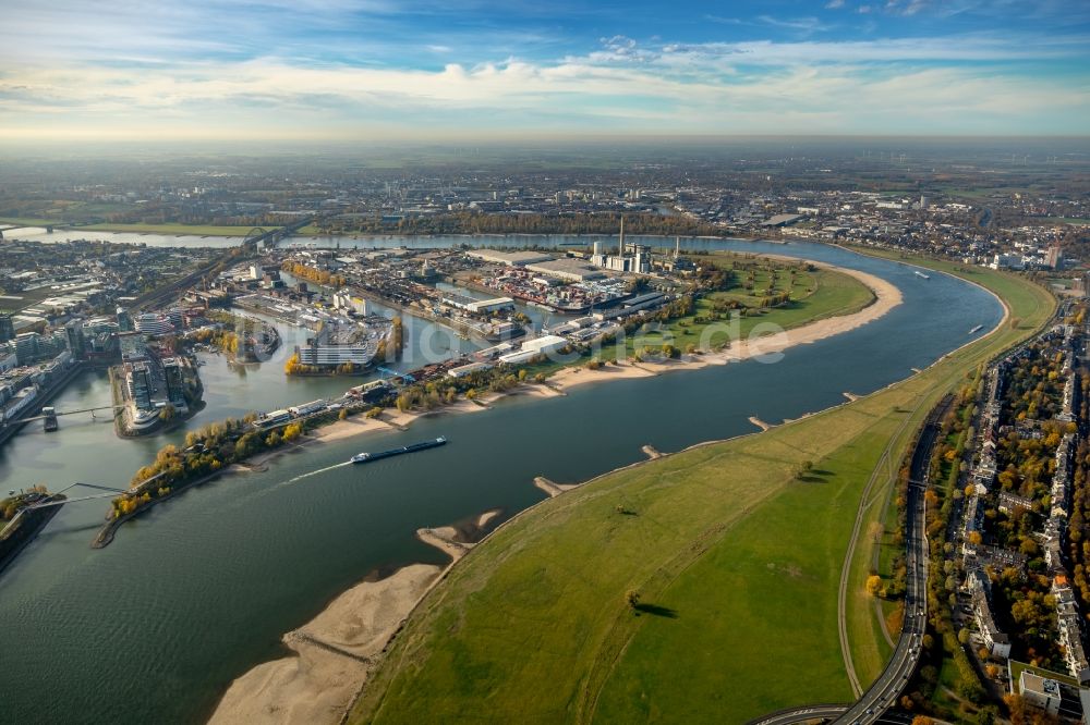 Düsseldorf von oben - Hafenanlagen am Ufer des Flußverlaufes des Rhein in Düsseldorf im Bundesland Nordrhein-Westfalen, Deutschland