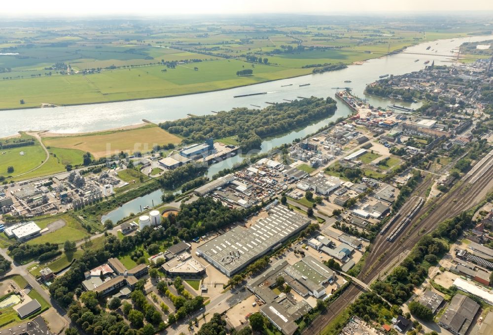 Luftbild Emmerich am Rhein - Hafenanlagen am Ufer des Flußverlaufes des Rhein in Emmerich am Rhein im Bundesland Nordrhein-Westfalen, Deutschland