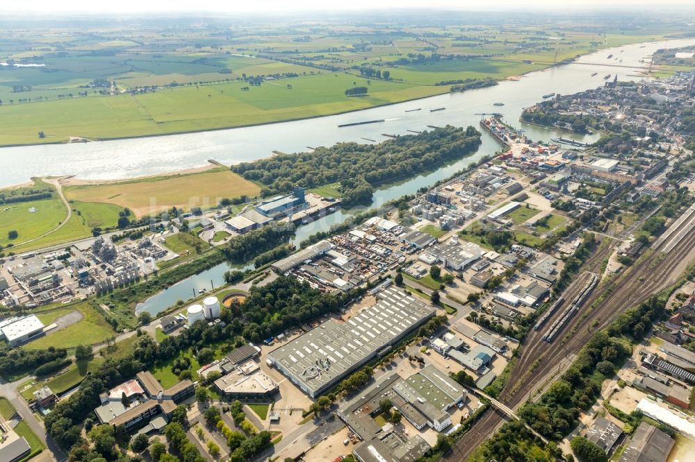 Luftaufnahme Emmerich am Rhein - Hafenanlagen am Ufer des Flußverlaufes des Rhein in Emmerich am Rhein im Bundesland Nordrhein-Westfalen, Deutschland