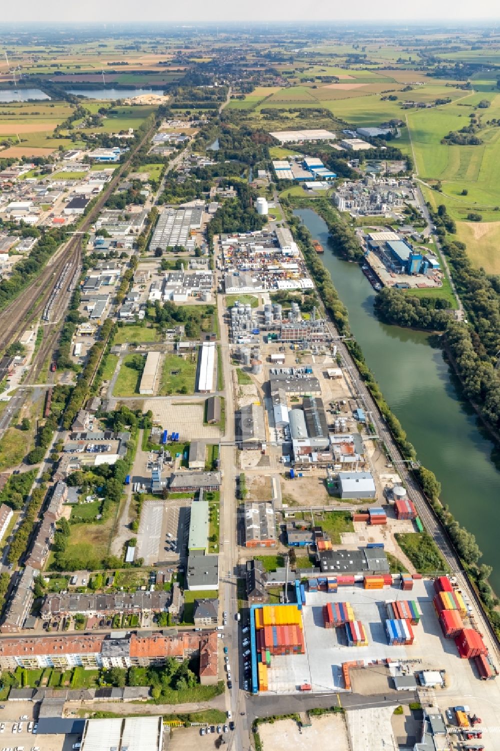 Emmerich am Rhein von oben - Hafenanlagen am Ufer des Flußverlaufes des Rhein in Emmerich am Rhein im Bundesland Nordrhein-Westfalen, Deutschland