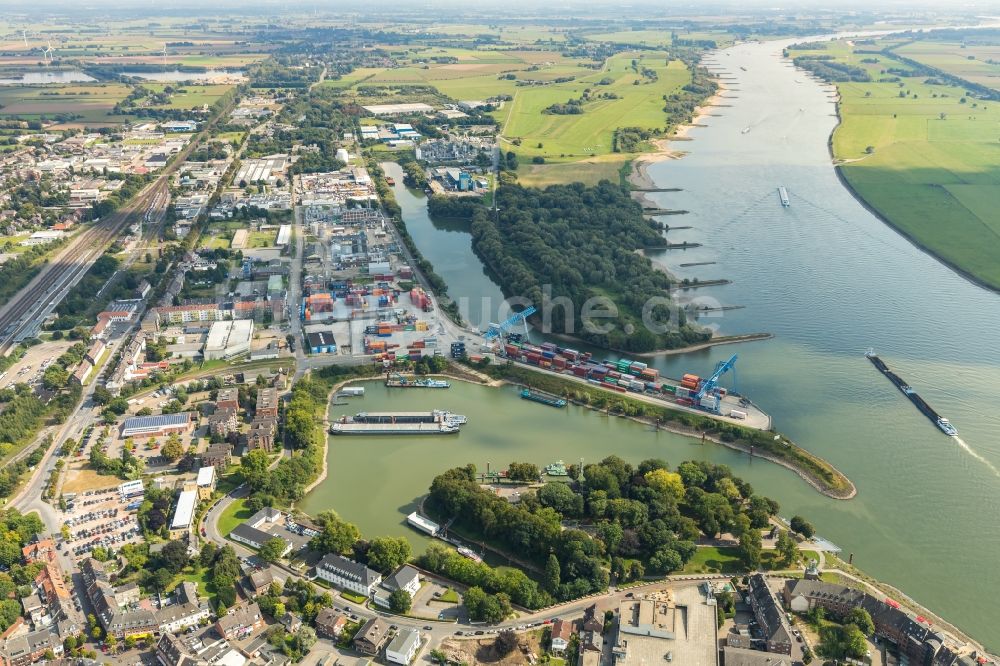 Luftaufnahme Emmerich am Rhein - Hafenanlagen am Ufer des Flußverlaufes des Rhein in Emmerich am Rhein im Bundesland Nordrhein-Westfalen, Deutschland