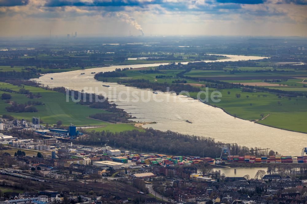 Luftbild Emmerich am Rhein - Hafenanlagen am Ufer des Flußverlaufes des Rhein in Emmerich am Rhein im Bundesland Nordrhein-Westfalen, Deutschland