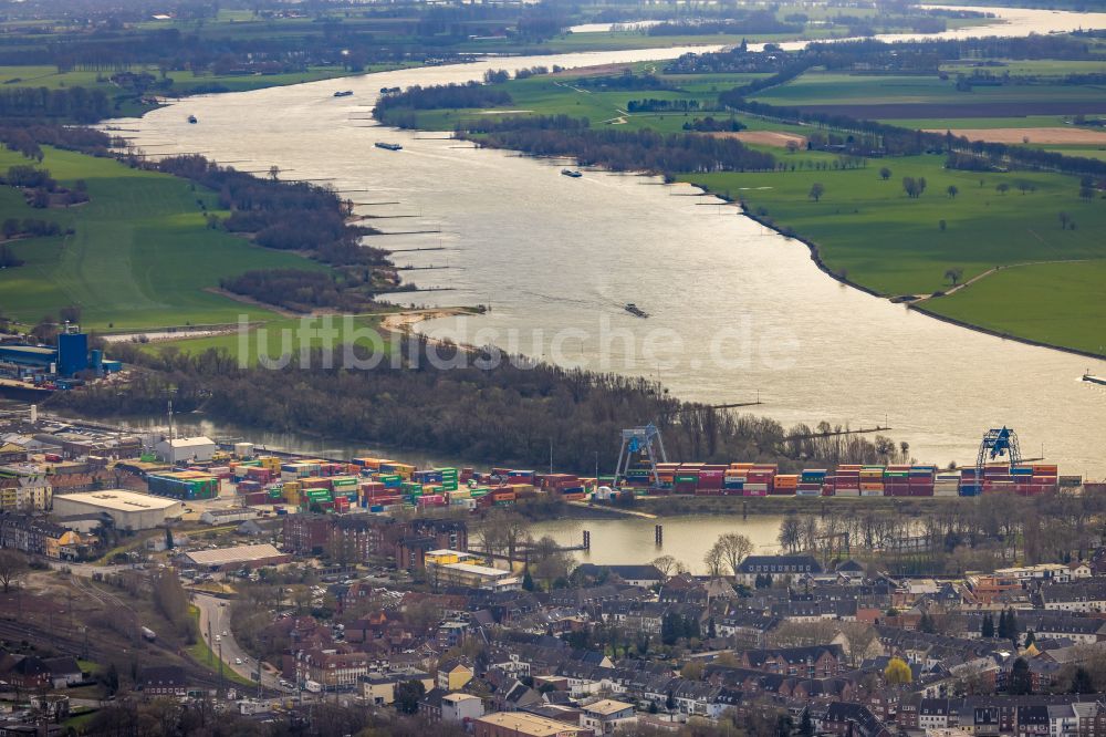 Luftbild Emmerich am Rhein - Hafenanlagen am Ufer des Flußverlaufes des Rhein in Emmerich am Rhein im Bundesland Nordrhein-Westfalen, Deutschland