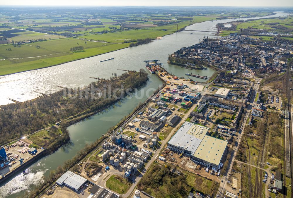 Luftaufnahme Emmerich am Rhein - Hafenanlagen am Ufer des Flußverlaufes des Rhein in Emmerich am Rhein im Bundesland Nordrhein-Westfalen, Deutschland