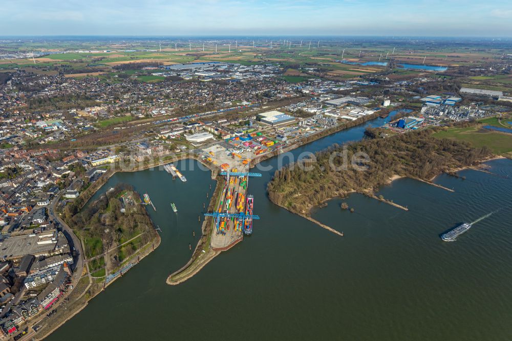 Emmerich am Rhein von oben - Hafenanlagen am Ufer des Flußverlaufes des Rhein in Emmerich am Rhein im Bundesland Nordrhein-Westfalen, Deutschland