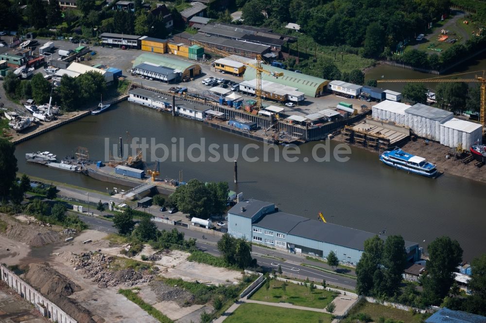 Mülheim aus der Vogelperspektive: Hafenanlagen am Ufer des Flussverlaufes der des Rhein in Mülheim im Bundesland Nordrhein-Westfalen, Deutschland