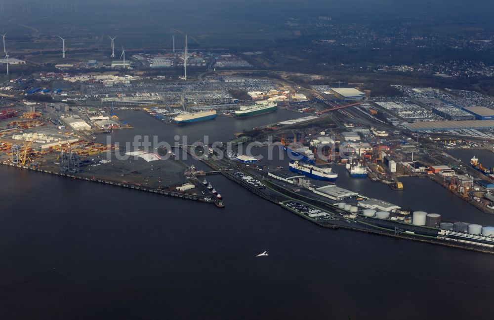 Bremerhaven aus der Vogelperspektive: Hafenanlagen am Ufer des Flußverlaufes der Weser in Bremerhaven im Bundesland Bremen