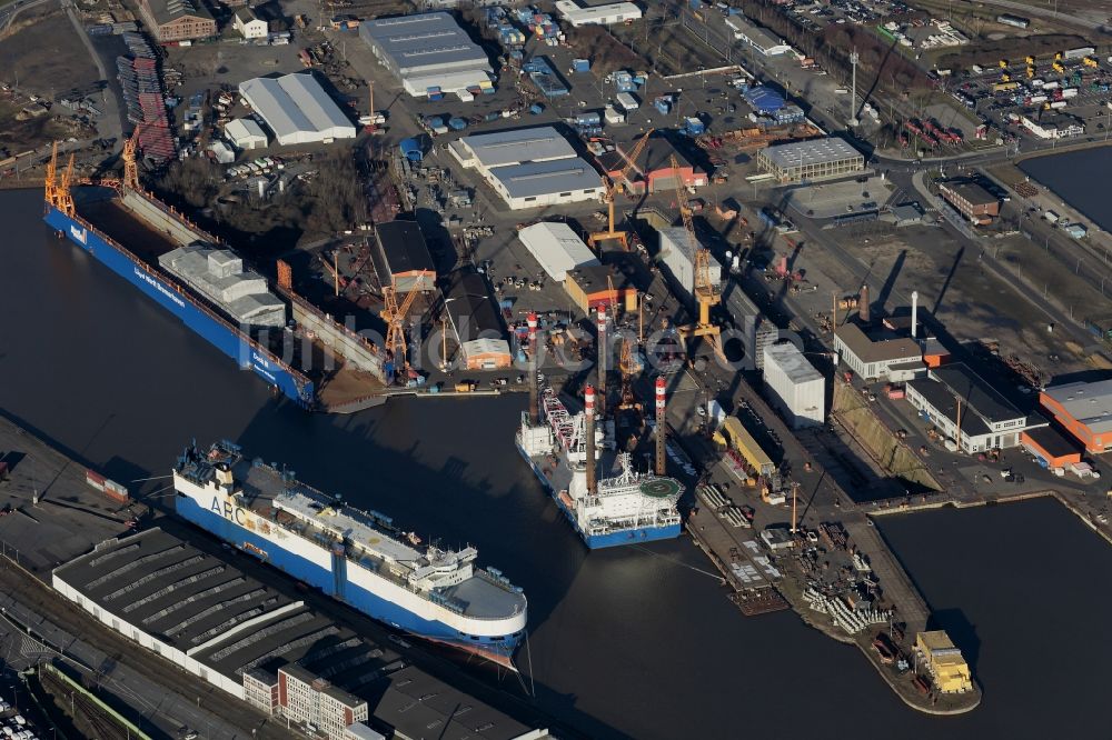 Luftaufnahme Bremerhaven - Hafenanlagen am Ufer des Flußverlaufes der Weser in Bremerhaven im Bundesland Bremen