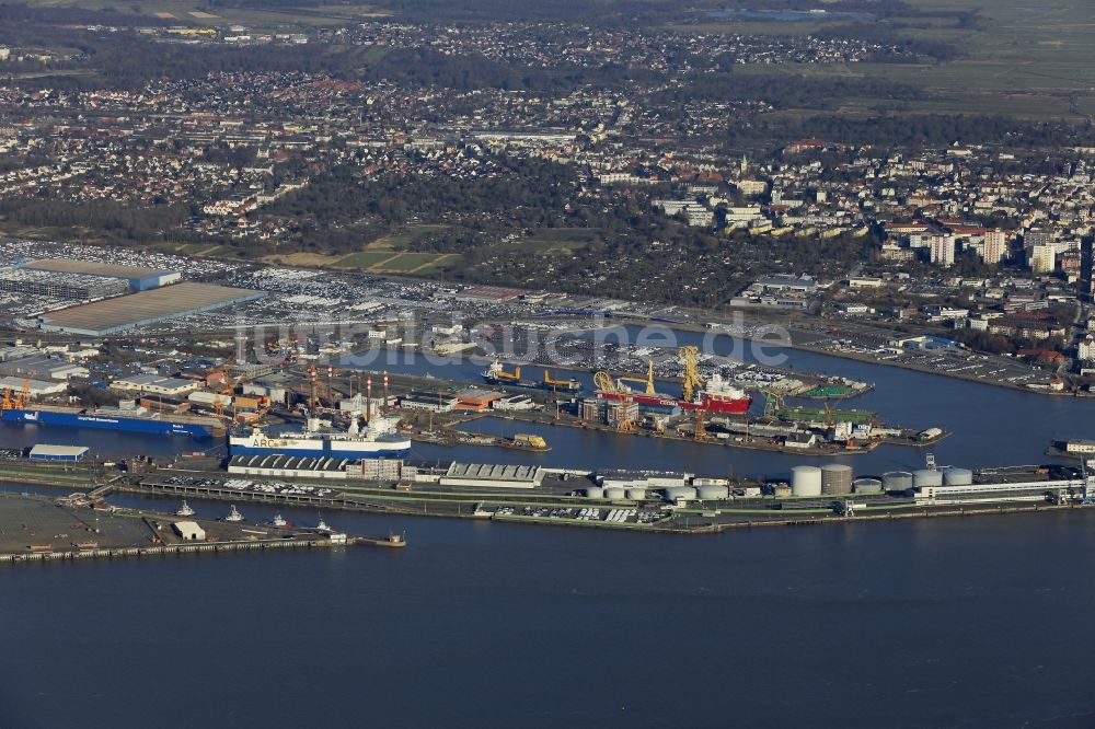 Bremerhaven von oben - Hafenanlagen am Ufer des Flußverlaufes der Weser in Bremerhaven im Bundesland Bremen