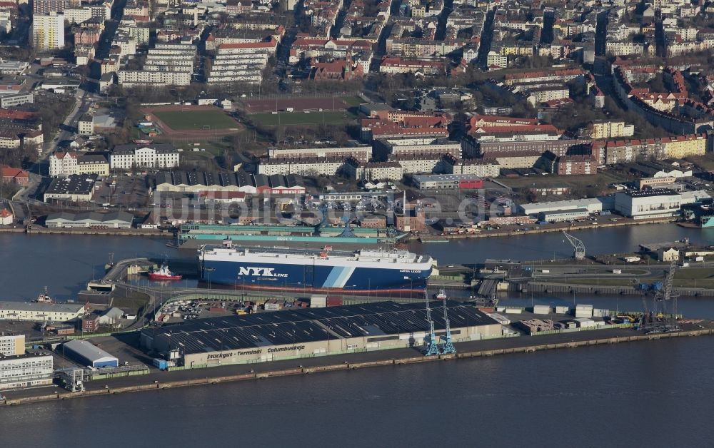 Bremerhaven aus der Vogelperspektive: Hafenanlagen am Ufer des Flußverlaufes der Weser in Bremerhaven im Bundesland Bremen