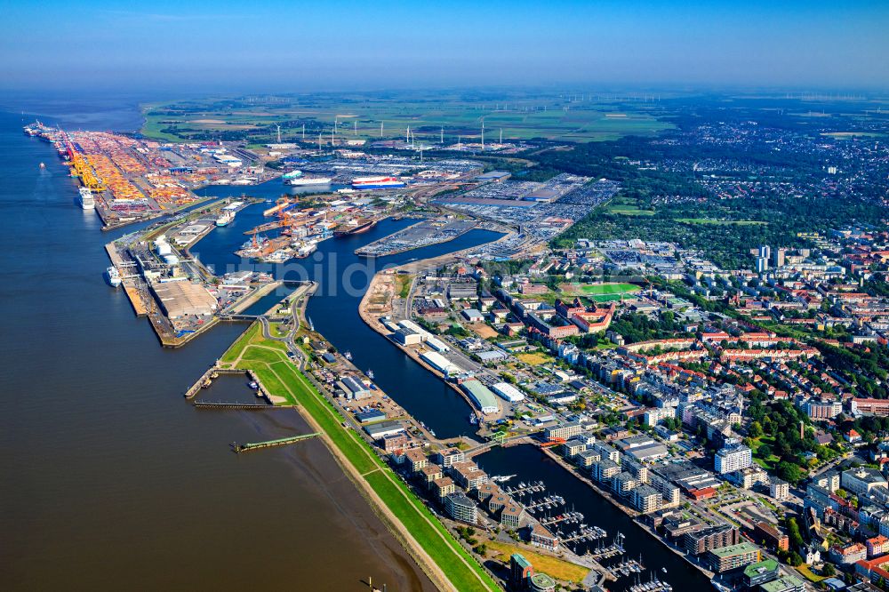 Bremerhaven aus der Vogelperspektive: Hafenanlagen am Ufer des Flußverlaufes der Weser in Bremerhaven im Bundesland Bremen