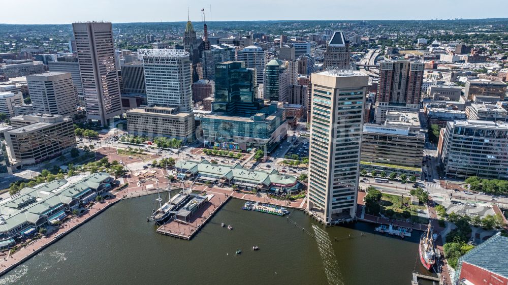 Baltimore von oben - Hafenanlagen am Ufer des Hafenbeckens Baltimore Inner Harbor in Baltimore in Maryland, USA