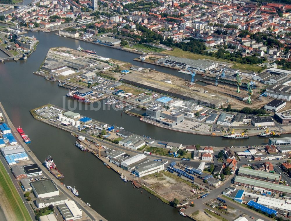 Bremerhaven von oben - Hafenanlagen am Ufer des Hafenbeckens Überseehafen in Bremerhaven im Bundesland Bremen, Deutschland